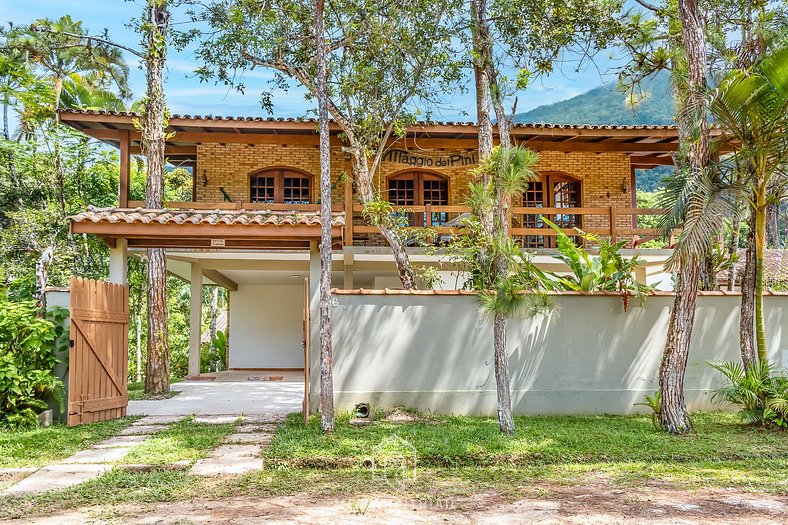 House with garden and barbecue near the beach