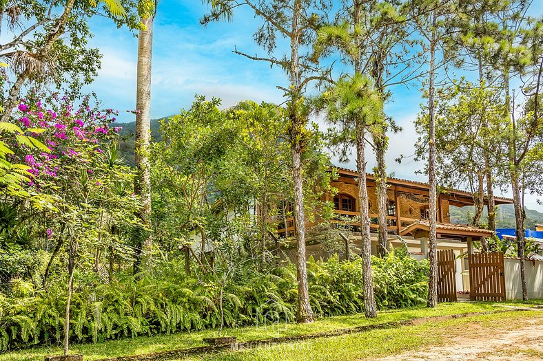 House with garden and barbecue near the beach