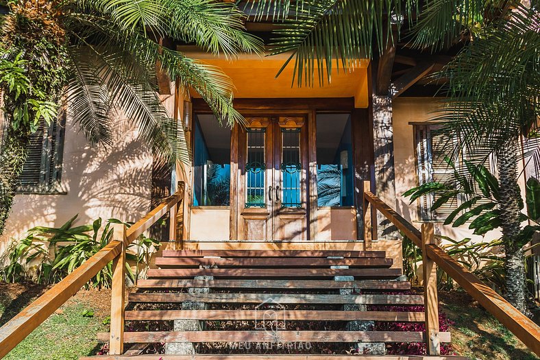 House with garden, pool and garage near the beach