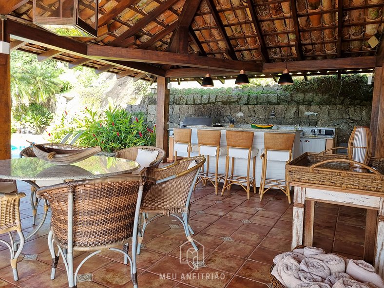 House with garden, pool and garage near the beach