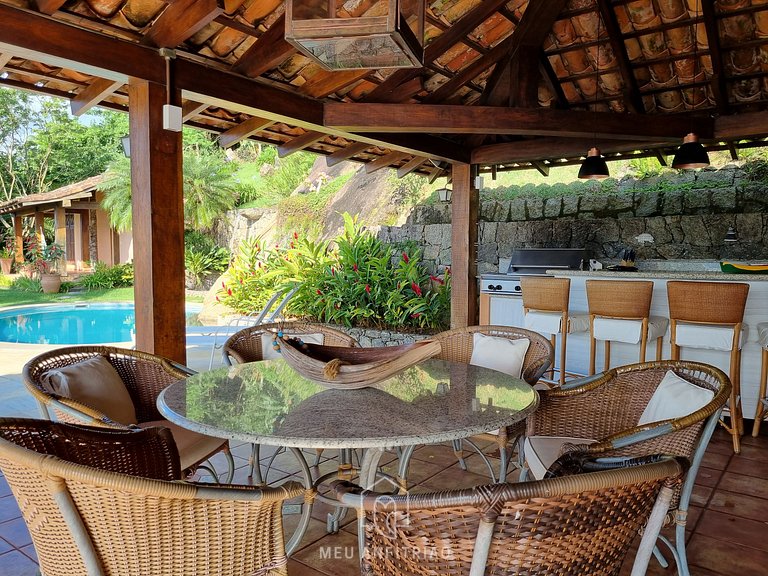 House with garden, pool and garage near the beach