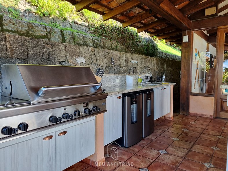 House with garden, pool and garage near the beach