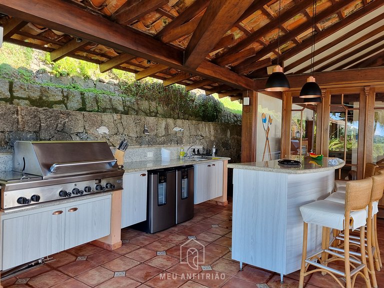 House with garden, pool and garage near the beach