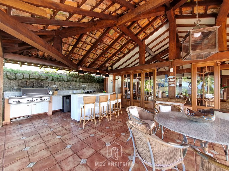 House with garden, pool and garage near the beach