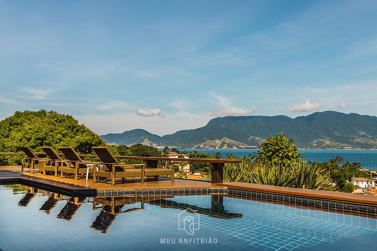 House with infinity pool near the beach