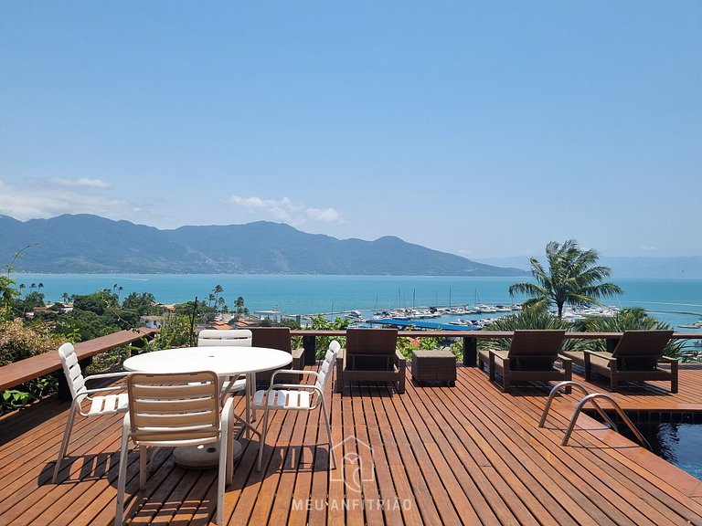 House with infinity pool near the beach