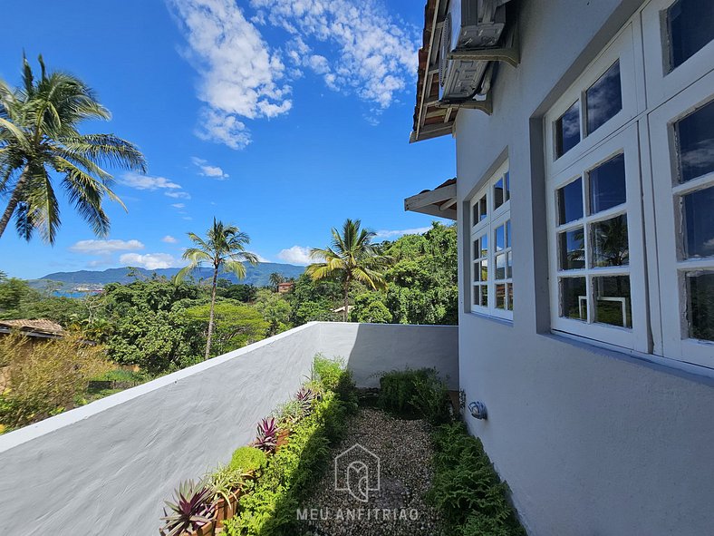 House with jacuzzi close to Perequê beach