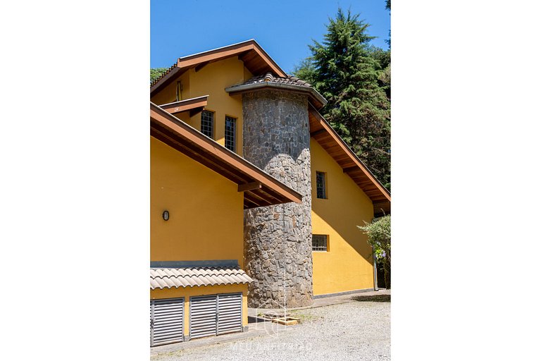 House with pizza oven and mountain views