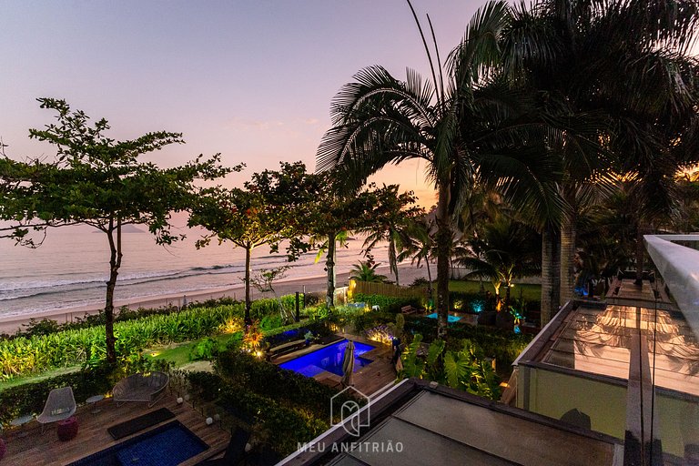 House with pool and barbecue in front of the beach