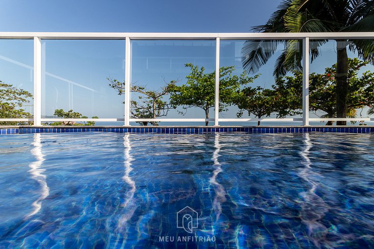 House with pool and barbecue in front of the beach