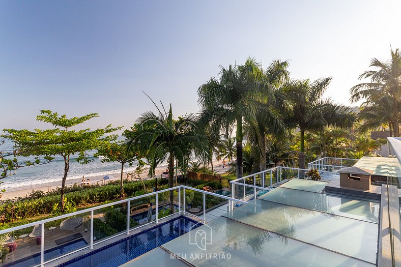 House with pool and barbecue in front of the beach