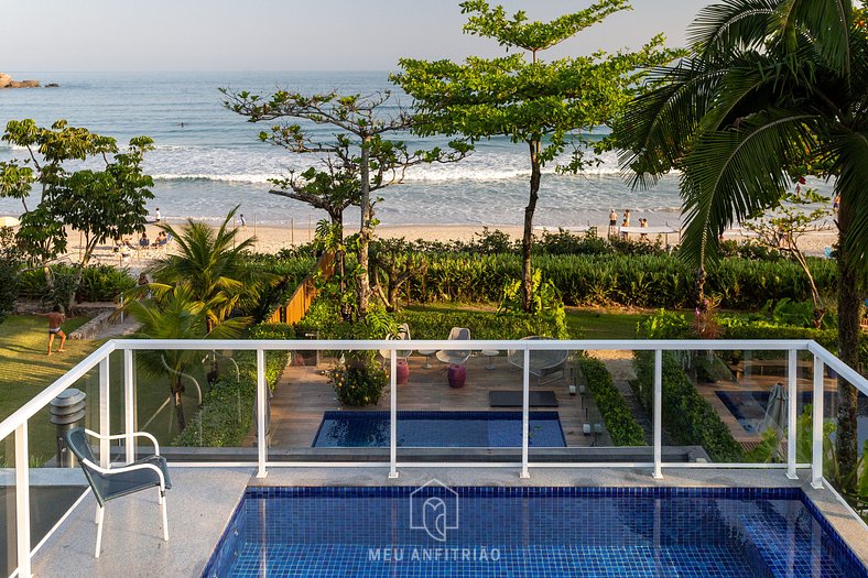 House with pool and barbecue in front of the beach