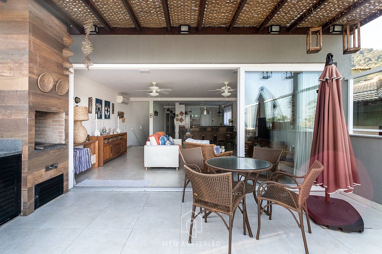 House with pool and barbecue in front of the beach