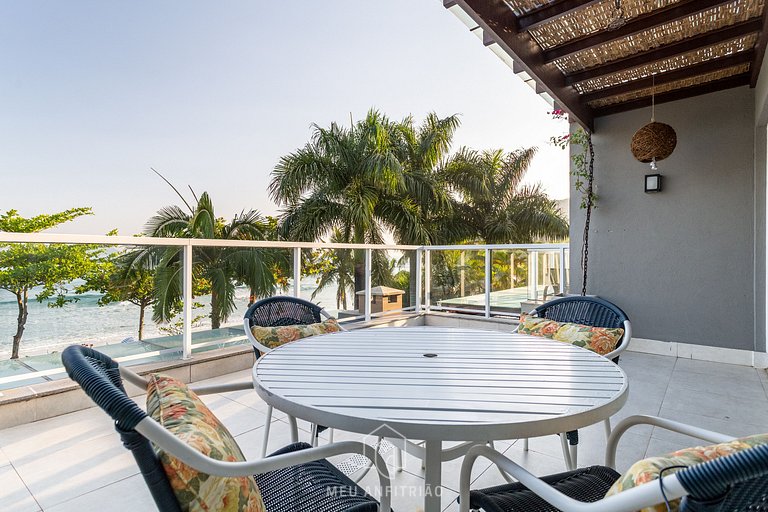 House with pool and barbecue in front of the beach