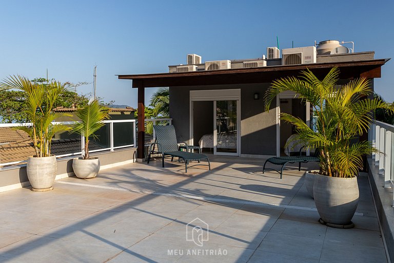 House with pool and barbecue in front of the beach