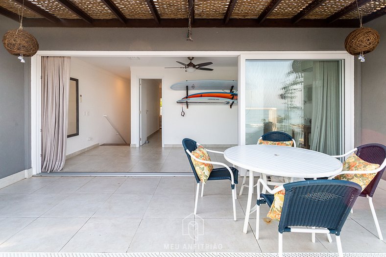 House with pool and barbecue in front of the beach