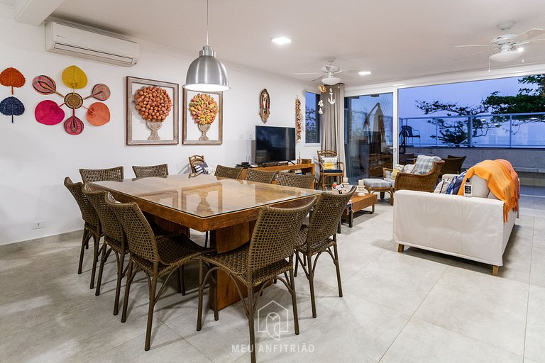 House with pool and barbecue in front of the beach