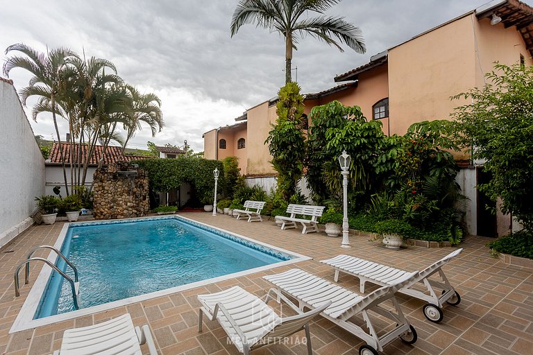 House with pool and barbecue near the beach