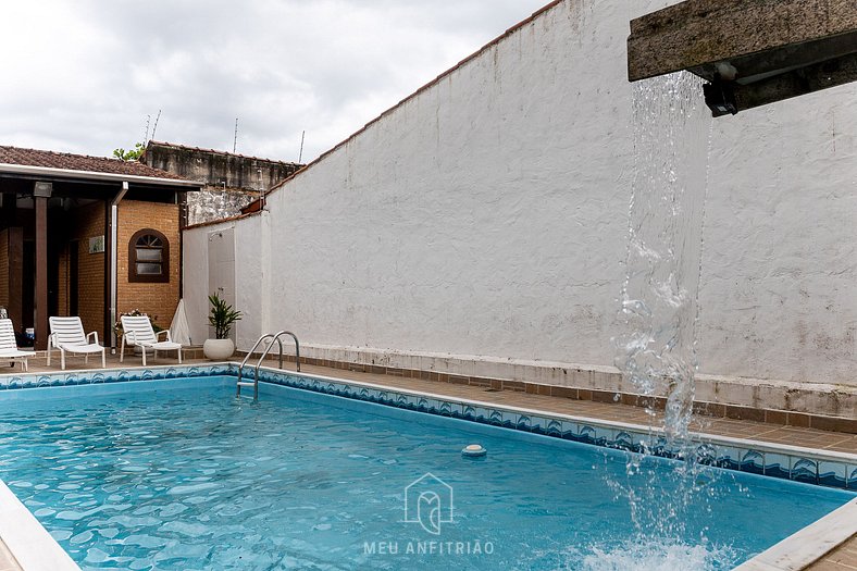 House with pool and barbecue near the beach