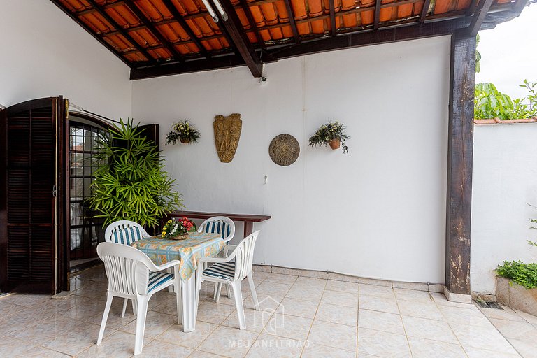 House with pool and barbecue near the beach