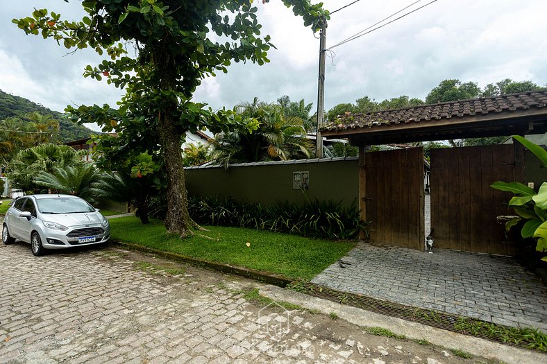 House with pool and barbecue near the beach