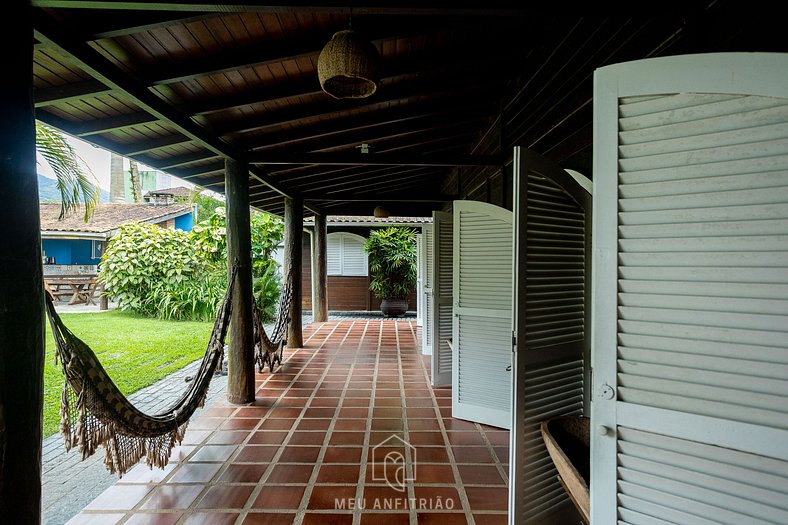 House with pool and barbecue near the beach