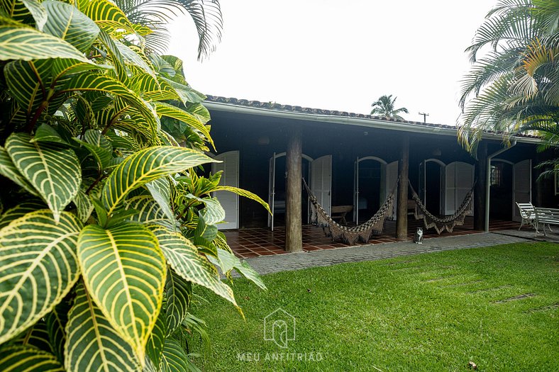 House with pool and barbecue near the beach