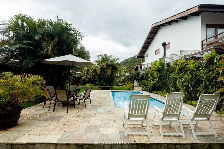 House with pool and barbecue near the beach