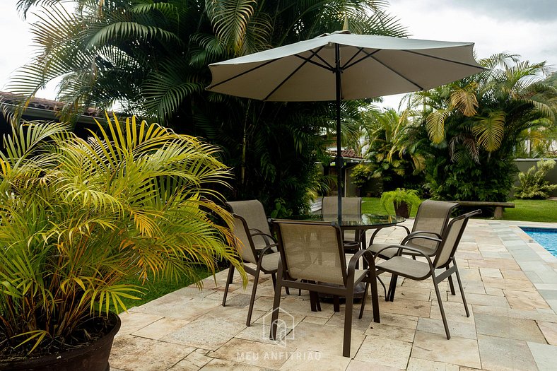 House with pool and barbecue near the beach