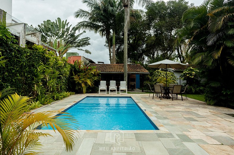 House with pool and barbecue near the beach