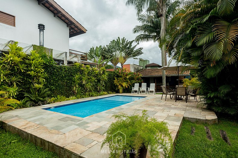 House with pool and barbecue near the beach