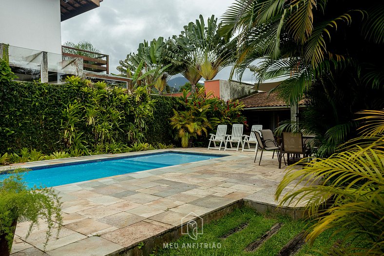 House with pool and barbecue near the beach