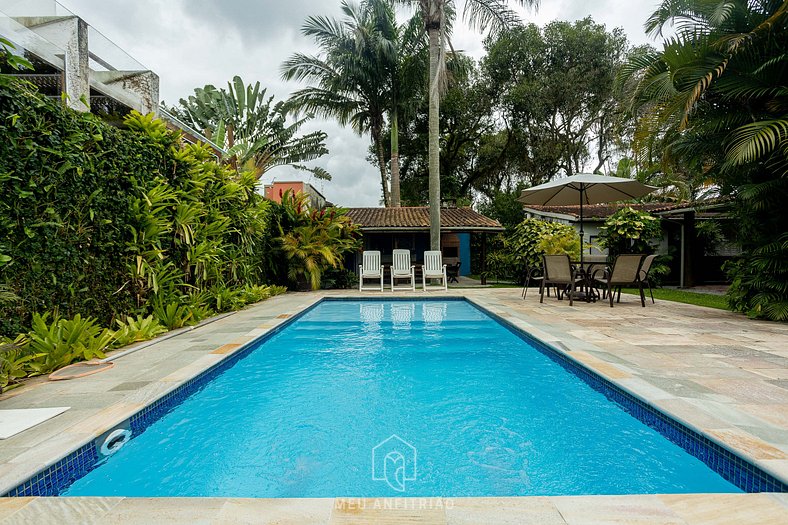 House with pool and barbecue near the beach