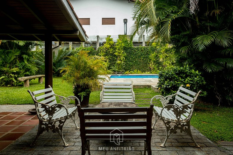 House with pool and barbecue near the beach