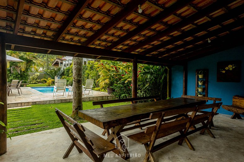 House with pool and barbecue near the beach