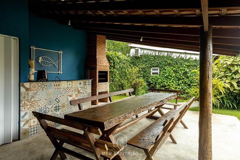 House with pool and barbecue near the beach