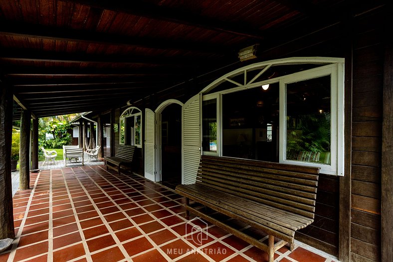 House with pool and barbecue near the beach