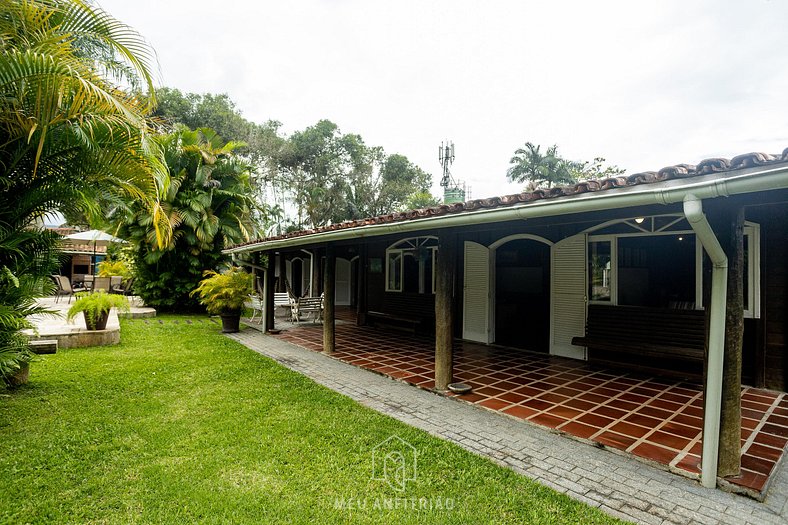 House with pool and barbecue near the beach