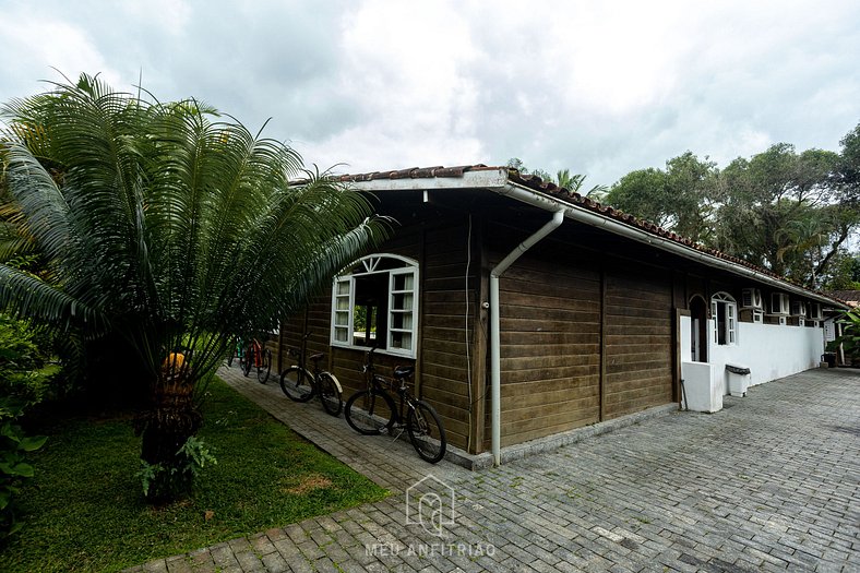 House with pool and barbecue near the beach