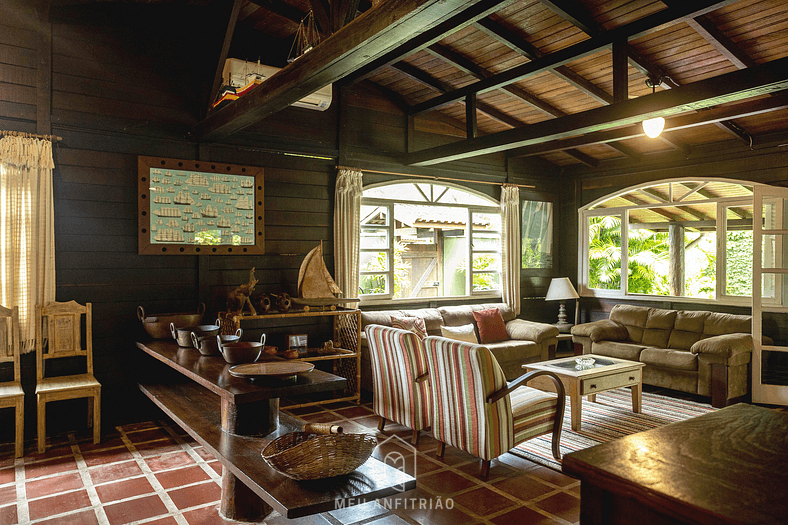 House with pool and barbecue near the beach