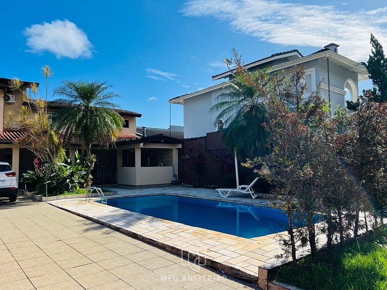 House with pool and barbecue near the beach