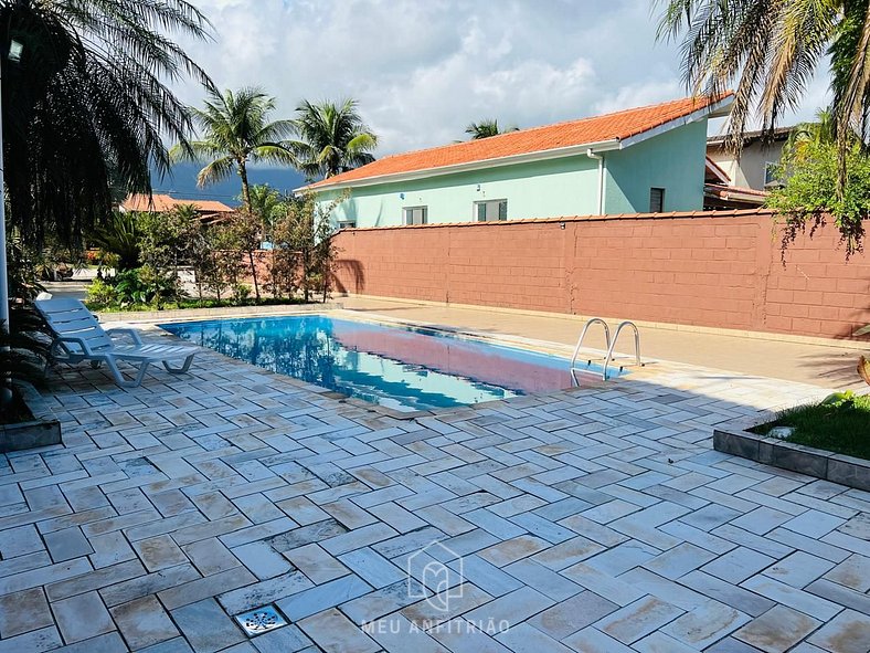 House with pool and barbecue near the beach