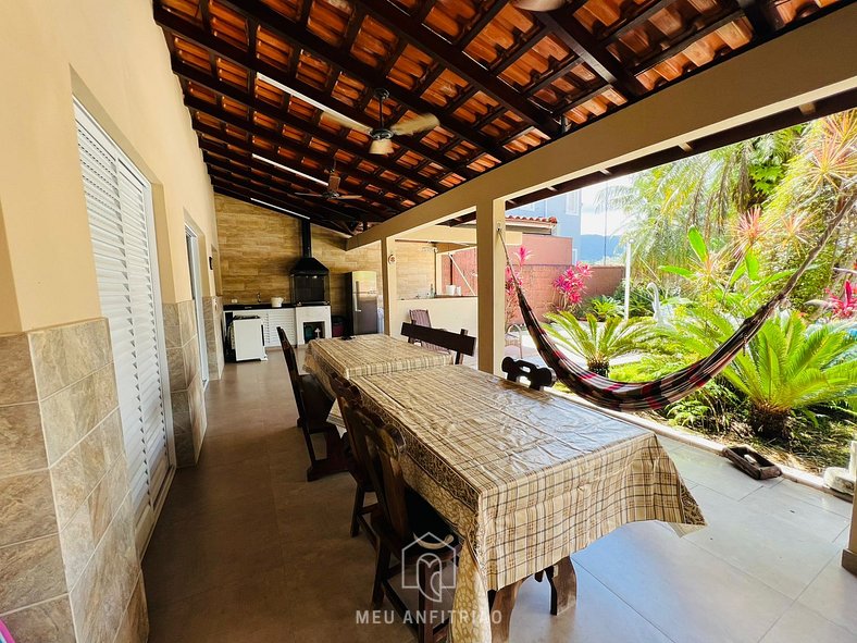 House with pool and barbecue near the beach