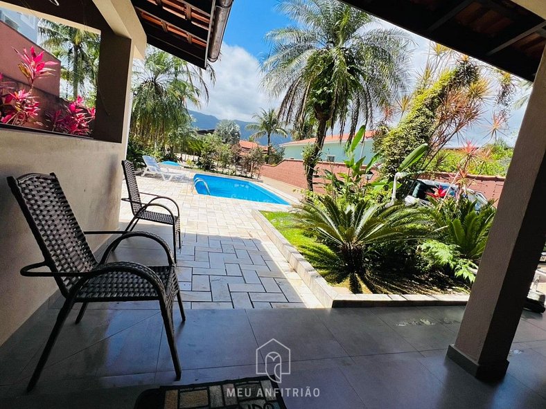 House with pool and barbecue near the beach