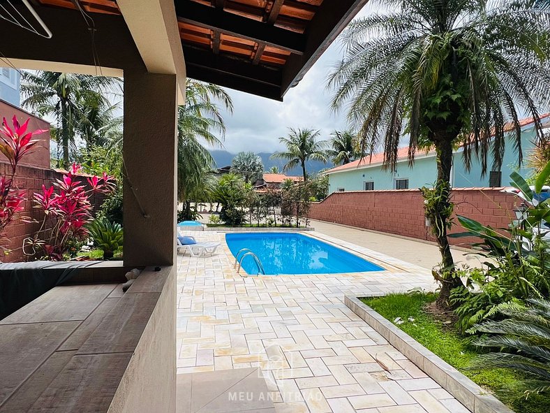 House with pool and barbecue near the beach