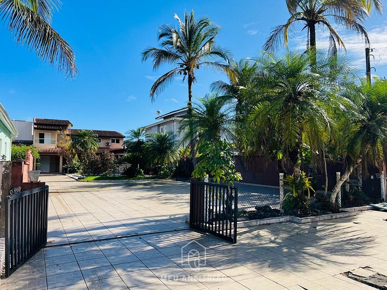 House with pool and barbecue near the beach