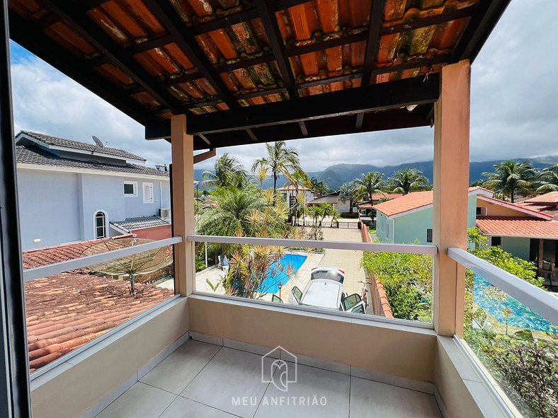 House with pool and barbecue near the beach