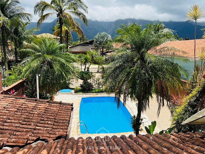 House with pool and barbecue near the beach