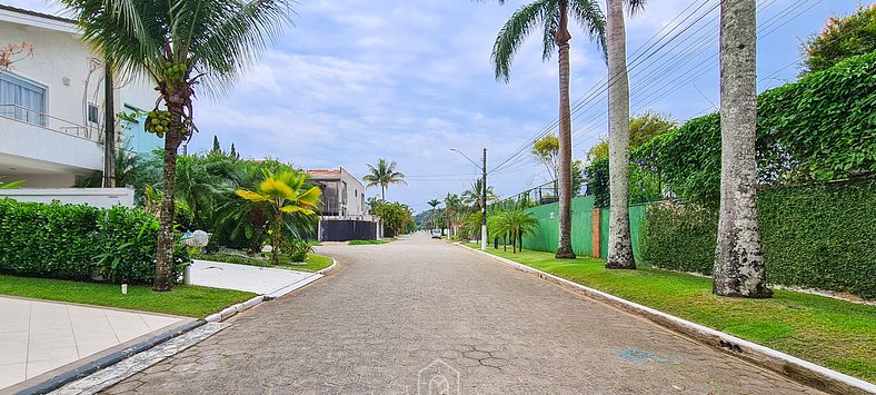 House with pool, balcony and leisure in a condo