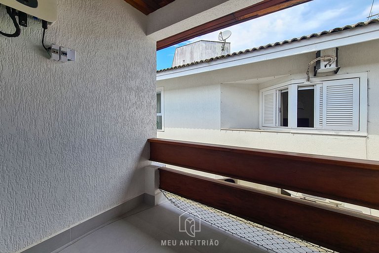 House with pool, balcony and leisure in a condo